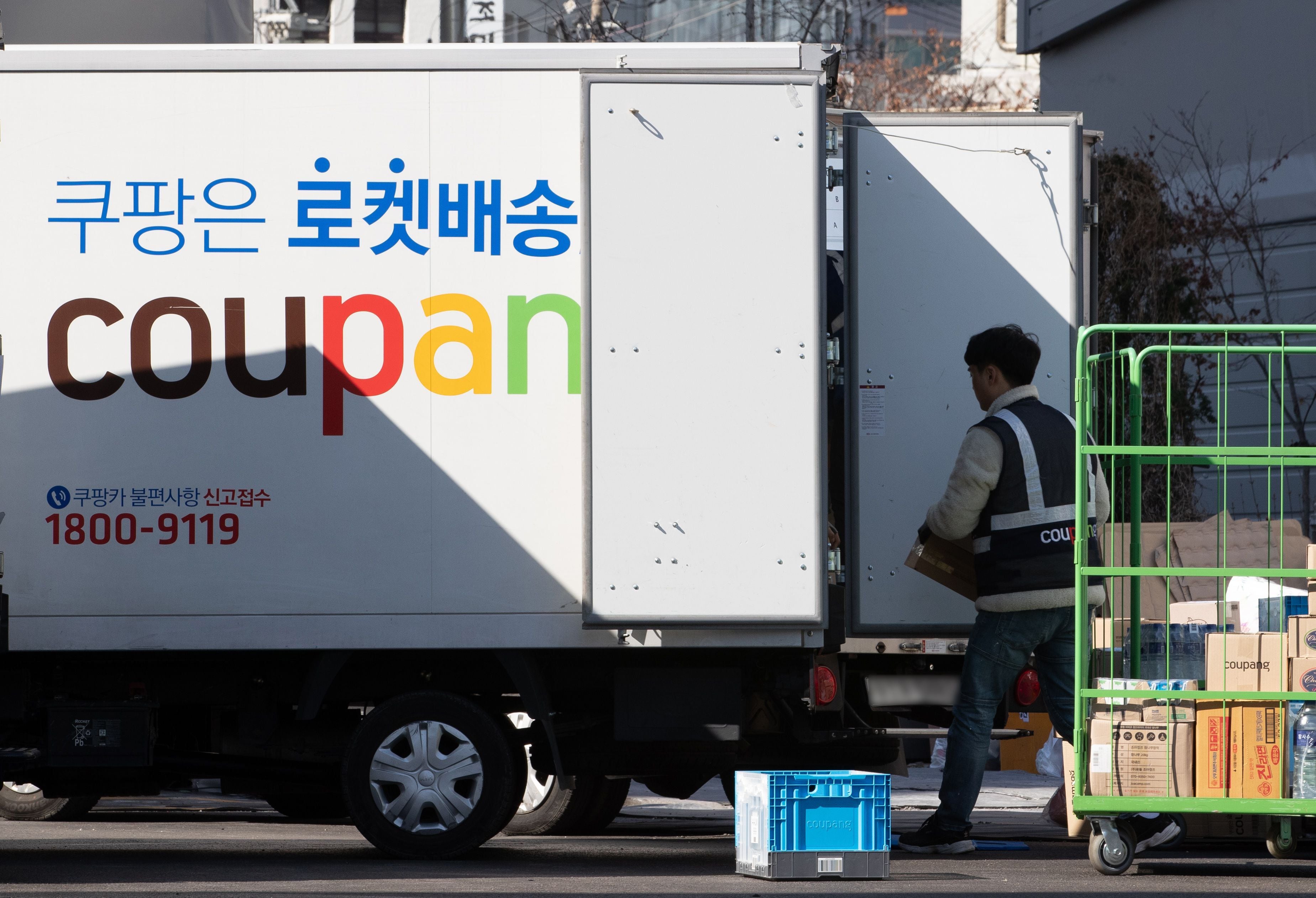 서울 시내의 쿠팡 캠프에서 배송 기사들이 배송준비 작업을 하고 있다. /뉴스1