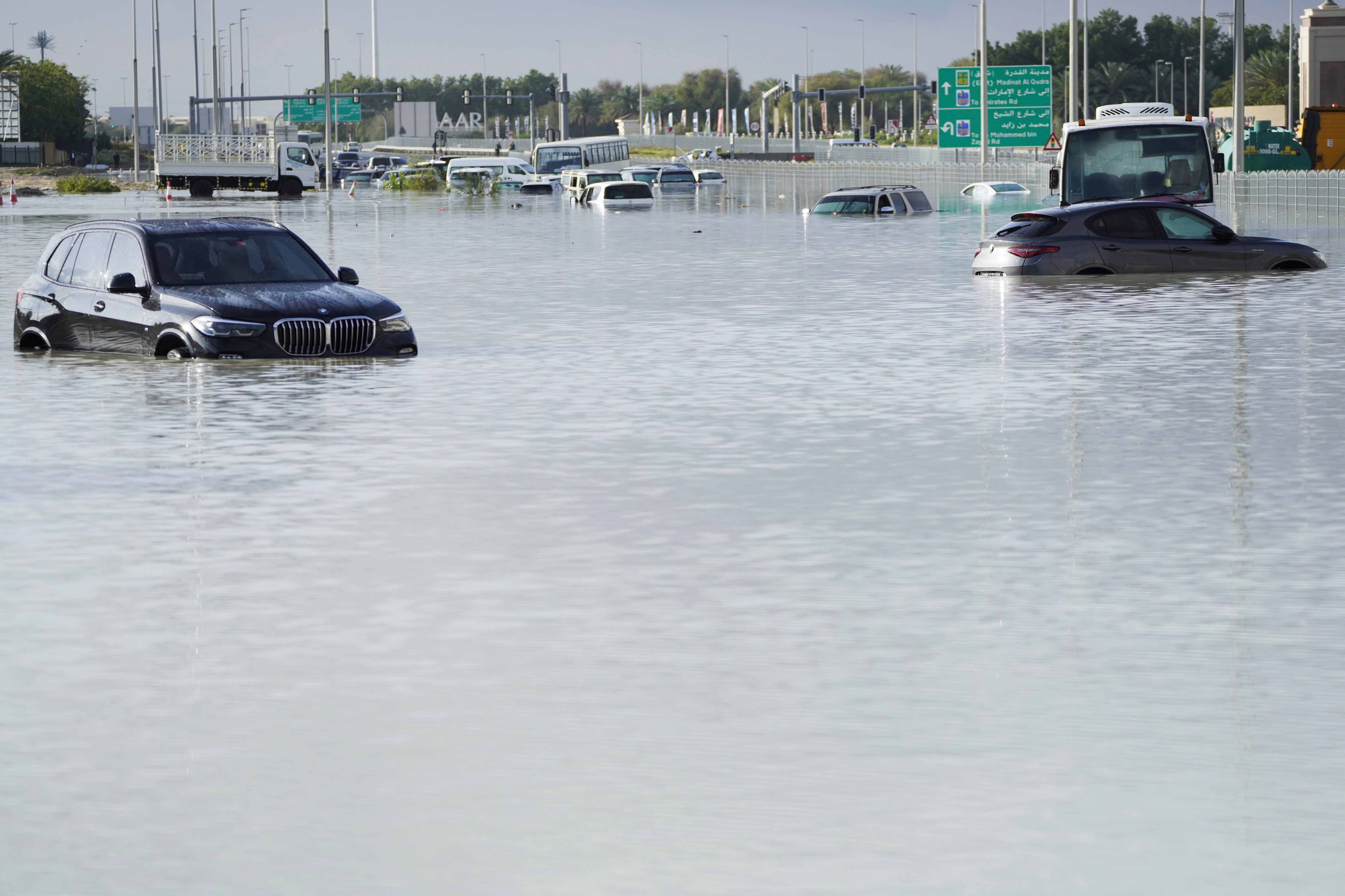 17일 아랍에미리트 두바이 거리가 폭우로 침수돼 차량들이 물에 잠겨 있다. 전날 두바이에는 1년 치 비가 12시간 동안 쏟아지며 주요 도로 등이 물에 잠겼다. /AP 연합뉴스