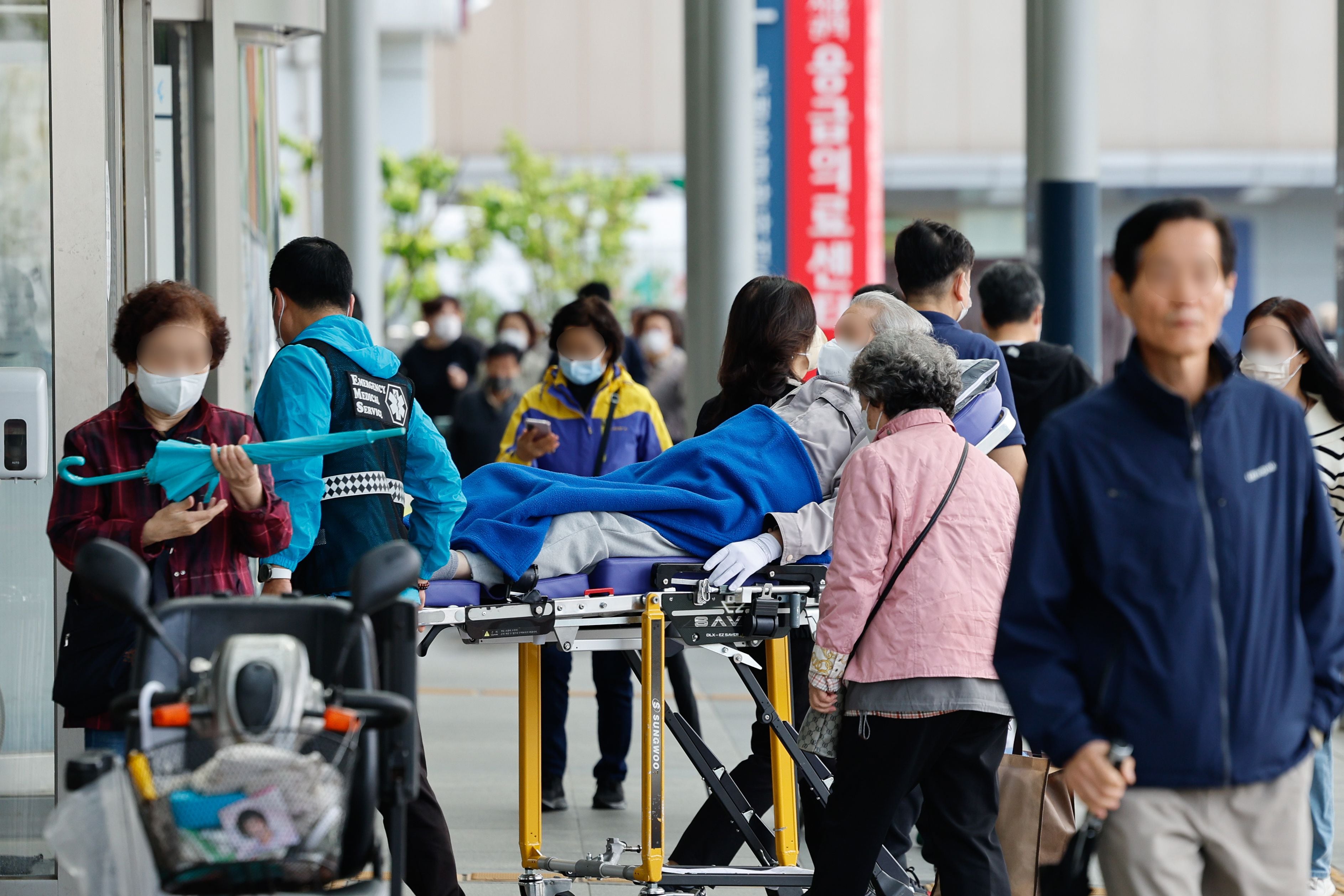 24일 서울 종로구 서울대병원에서 환자가 이송되고 있다./뉴스1