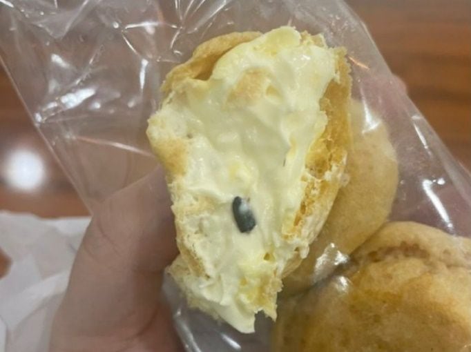 한 네티즌이 2년전 먹은 빵에 바퀴벌레로 추정되는 이물질이 들어있는 사진을 공개했다. /아프니까 사장이다