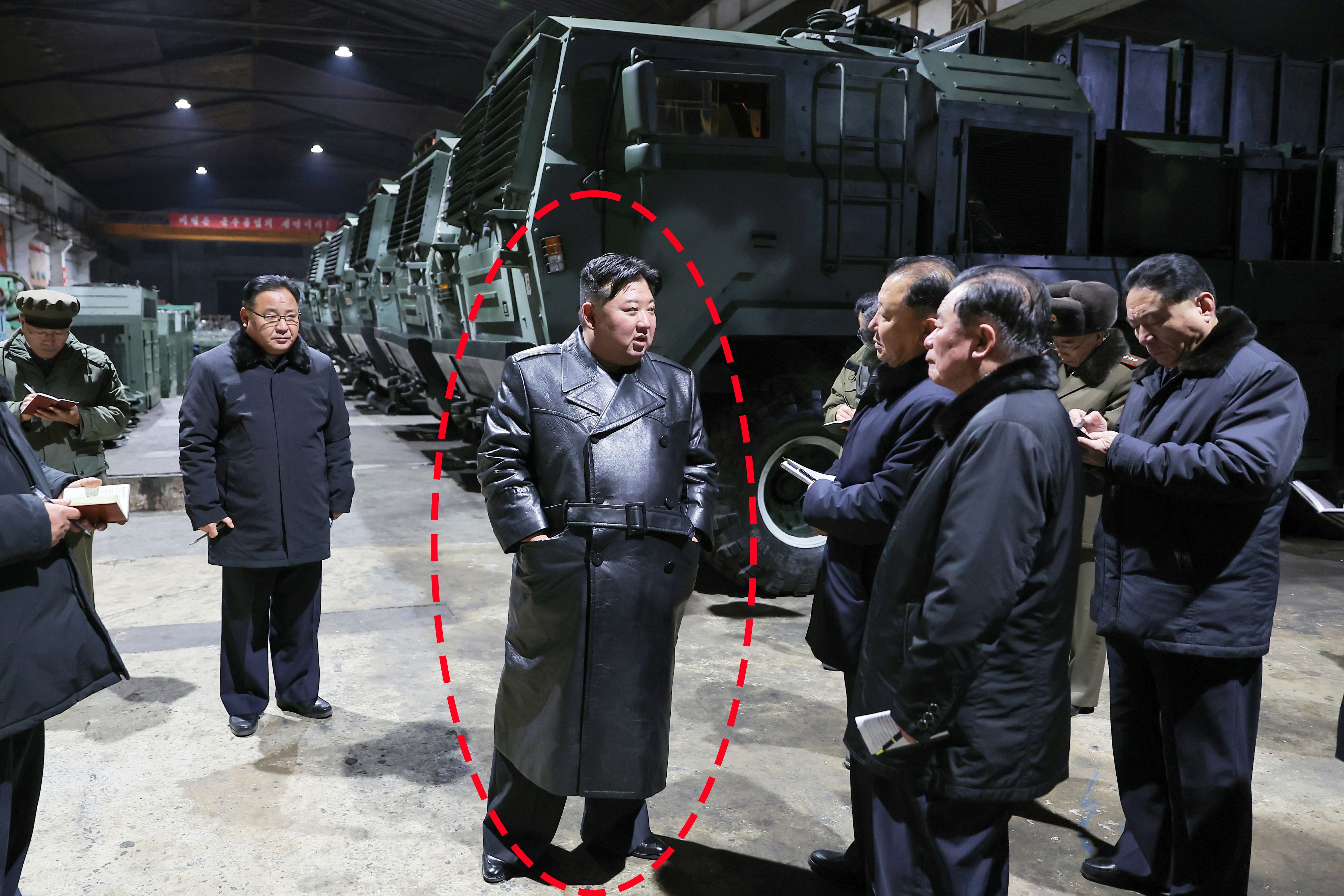 김정은 총비서가 지난 1월 8일~9일 중요군수공장들을 현지지도 하는 모습. 빨간 원은 이탈리아제 명품 브랜드 발렌시아가 제품으로 추정되는 약 2000만원짜리 코트./노동신문 뉴스1