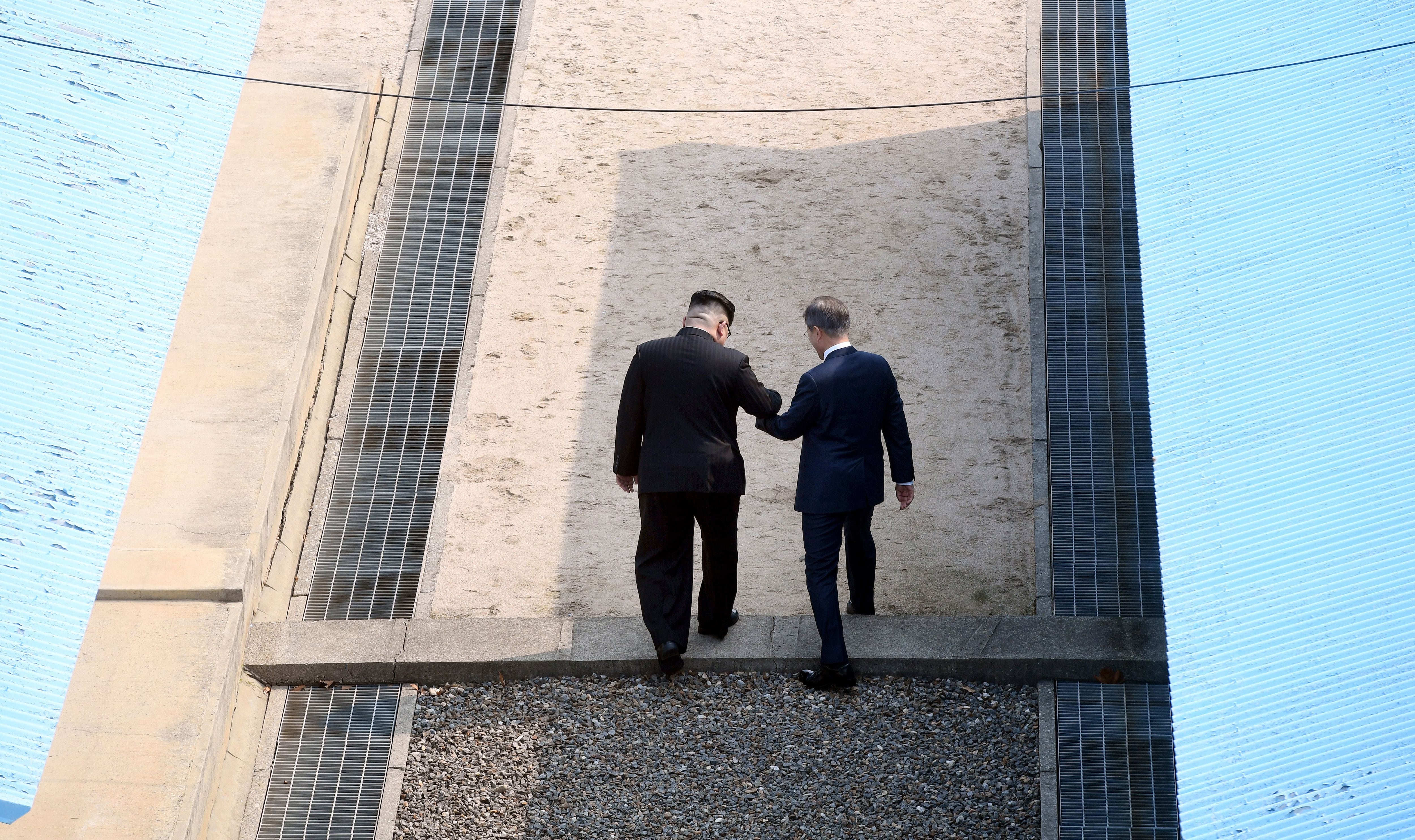 2018년 4월 당시 문재인 대통령이 북한 김정은 손을 잡고 판문점에서 군사분계선을 넘고 있다. 둘은 여기서 종전 선언 추진 등 일명 한반도 평화 프로세스 방안을 논의했다고 한다. /한국공동사진기자