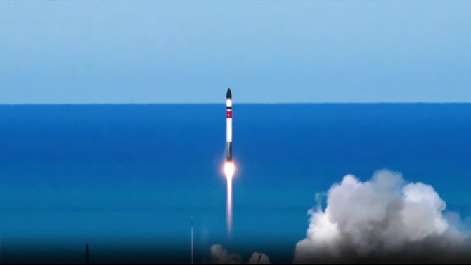 위성 양산 첫 발···국산 군집위성 우주로 발사 성공