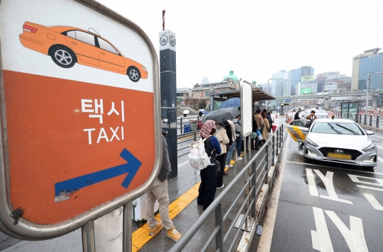 서울 중구 서울역 인근 택시 정류장에 택시를 타려는 승객들이 줄을 서고 있다.사진제공=연합뉴스
