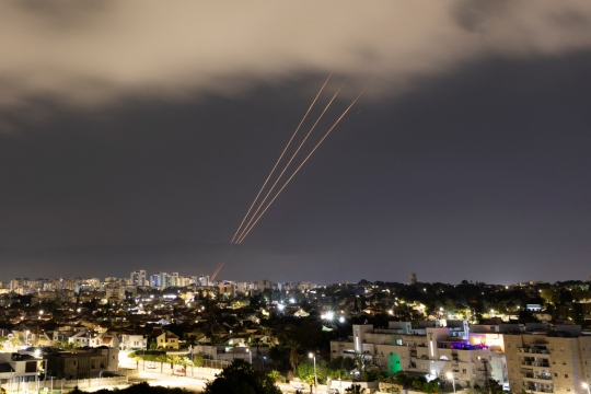 14일현지시간 이란의 드론 및 미사일 공격에 대응해 작동하고 있는 이스라엘의 방공 시스템. 로이터/연합뉴스