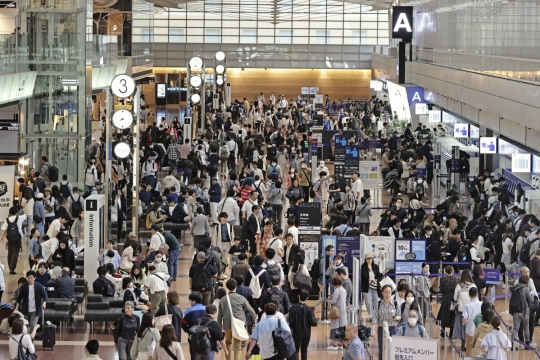 골든위크가 시작된 27일 아침 일본 도쿄 하네다공항의 모습. 연합뉴스
