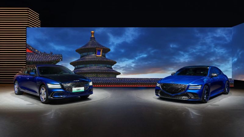 제네시스가 2024 베이징 국제 모터쇼에서 세계 최초로 공개한 G80 전동화 부분변경 모델왼쪽과 G80 전동화 마그마 콘셉트. 제네시스 제공