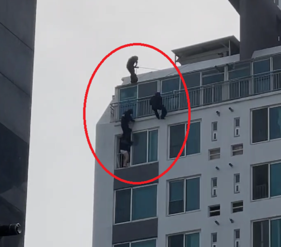 택배 훔치다 발각되자 14층 난간서 quot;죽을 것quot; 난동…경찰특공대가 제압