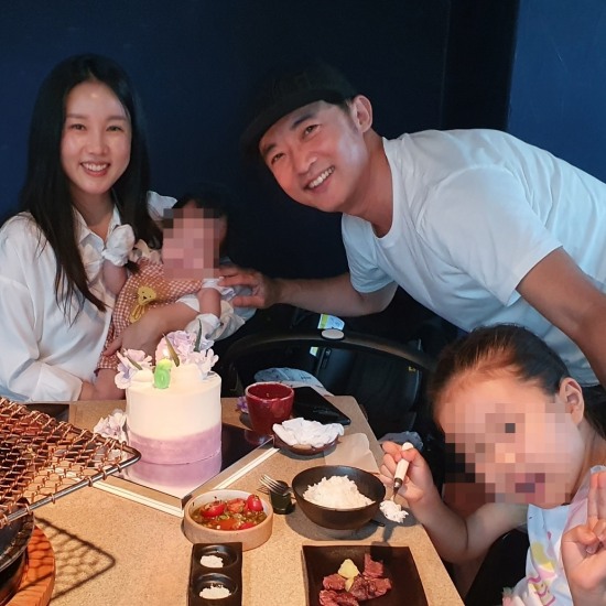 안재욱♥최현주, 결혼기념일에는 가족 외식…예쁜 두 자녀 인증 | 네이트 연예