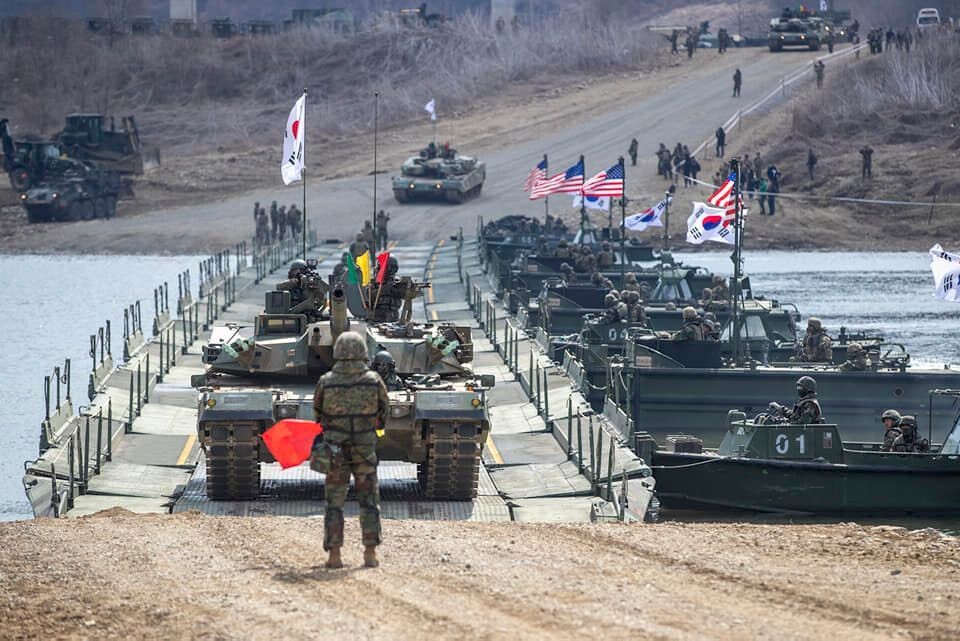 지난 3월20일 경기 연천 임진강에서 한국과 미국이 한미연합 도하훈련을 하고 있다. 육군 제공