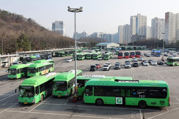 quot;출근 어떡해quot;…서울 버스, 12년 만에 멈췄다