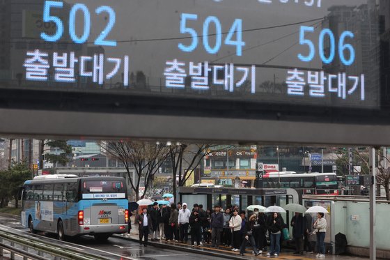서울 시내버스 노조가 총파업에 돌입한 28일 오전 서울역 버스환승센터에서 시민들이 버스를 기다리고 있다. 서울 버스가 멈춰 선 것은 2012년 부분 파업 이후 12년 만이다. 뉴스1