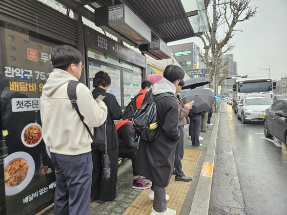 28일 오전 7시 50분쯤, 서울 관악구 대학동의 한 버스정류장에서 시민들이 버스를 기다리고 있다. 이들 중 일부는 버스 파업을 알지 못했다. 이영근 기자