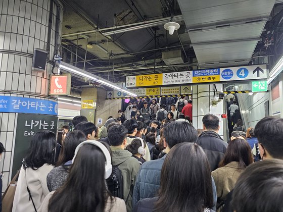 28일 오전 8시 20분쯤, 서울역에서 승객들이 환승을 하기 위해 이동 중이다. 이날 서울 지하철은 버스 파업 여파로 북새통을 이뤘다. 이찬규 기자