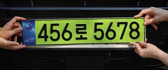 지난 1월 공공·민간법인이 신규·변경 등록하는 8000만원 이상의 업무용 승용차에 연두색 번호판을 부착하는 제도가 시행됐다. 연합뉴스
