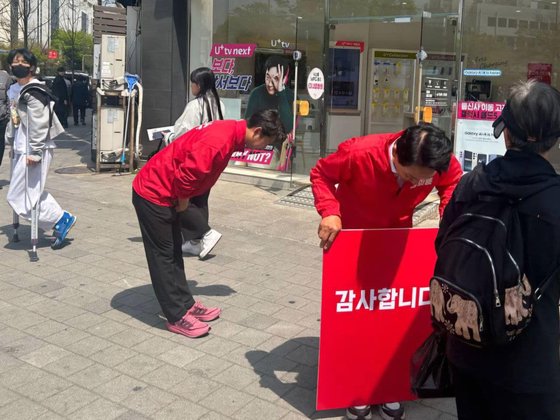 지난 12일 원희룡 후보와 이천수씨가 인천 계양구에서 낙선 인사를 하고 있다. 사진 원희룡 페이스북