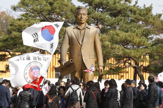 경북 구미시 상모동에 있는 박정희 전 대통령 동상 모습. 중앙포토
