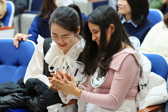 지난 1월 서울 서대문구 이화여자대학교 이화·삼성교육문화관에서 열린 제30회 외국인 한국어 말하기 대회에서 참가자들이 서로 격려하고 있다. 연합뉴스