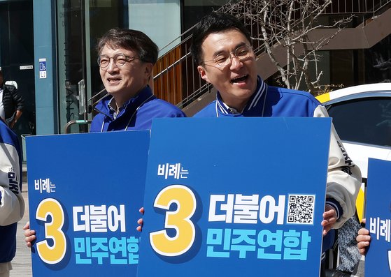 지난달 31일 당시 김의겸 더불어민주연합 공동상임선대위원장과 김남국 더불어민주연합 의원이 31일 서울 명동거리에서 유권자들을 향해 거리인사를 하고 있다. 뉴스1