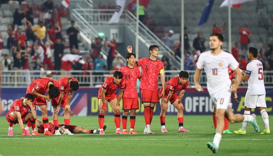 25일현지시간 카타르 도하 압둘라 빈 칼리파 스타디움에서 열린 2024 아시아축구연맹AFC U-23 아시안컵 8강전 대한민국과 인도네시아의 경기, 승부차기에서 10대11로 패배하며 올림픽 본선 진출이 좌절된 한국 선수들이 아쉬워하고 있다. 뉴시스