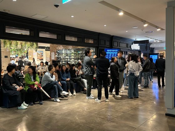 24일 낮 서울 종로구 애슐리퀸즈 종각점에서 고객들이 차례를 기다리고 있다. 사진 이랜드이츠