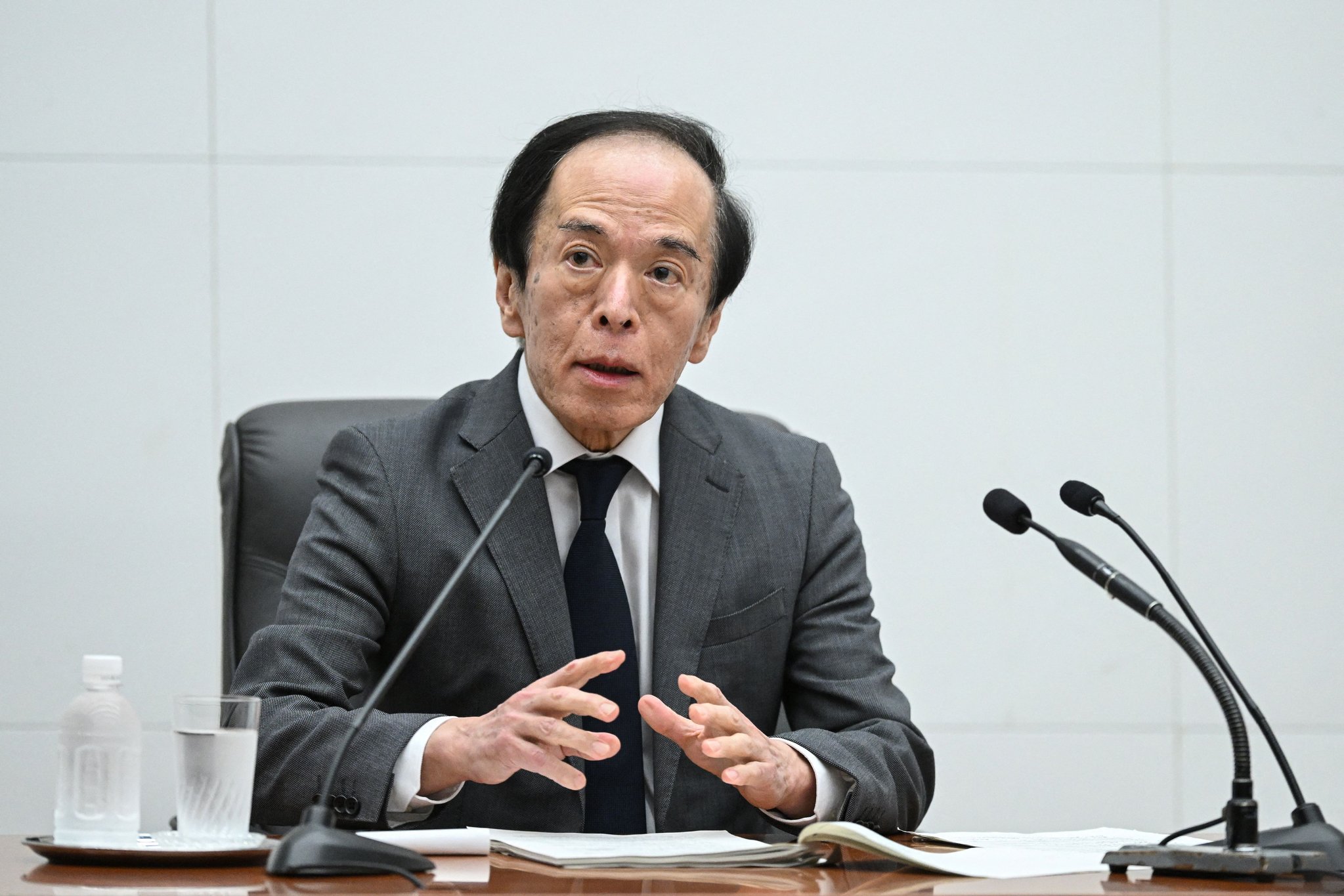 우에다 가즈오 일본은행BOJ 총재가 26일 금융정책결정회의 결과 등을 설명하는 기자회견에서 발언하고 있다. AFP=연합뉴스