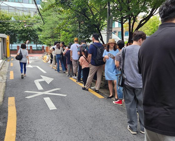 지난해 9월 서울 성수동에서 열린 무라카미 하루키 스테이션 팝업에 입장하기 위해 관람객들이 줄 서 있는 모습. 사진 문학동네 인스타그램