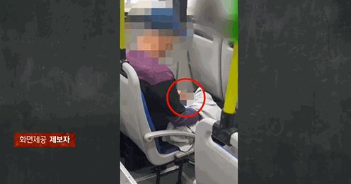 한 승객이 버스에서 음란 행위를 한 후 옷으로 가린 모습.〈영상=JTBC 사건반장〉