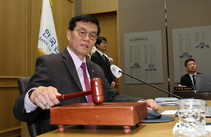 이창용 한국은행 총재가 22일 오전 서울 중구 한국은행에서 열린 금융통화위원회에서 의사봉을 두드리고 있다. 사진공동취재단