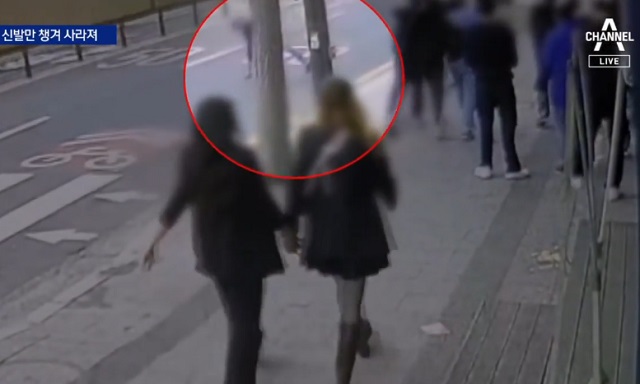 지난 13일 서울 홍대 인근 거리에서 80대 노인의 얼굴을 강타한 뒤 도로에 떨어진 신발을 챙기는 남성. 채널A 보도화면 캡처
