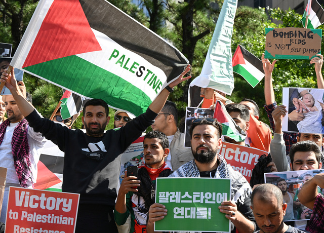 국내 이슬람 단체인 한국의 이슬람과 노동자 연대 회원들이 11일 서울 중구 파이낸스빌딩 앞에서 하마스를 지지하는 집회를 열고 이스라엘 공습에 대한 규탄과 팔레스타인 연대 구호를 외치고 있다. 윤웅기자