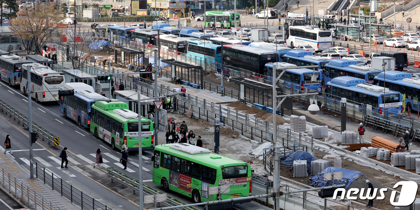 서울 버스, 12년만에 멈췄다…첫차부터 총파업 출근길 비상