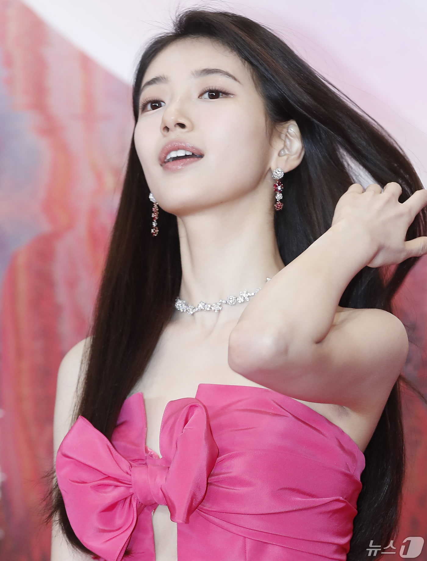 Suzy's stunning beauty that resonates with the word 'billion'... The price of the necklace alone is 5 billion.