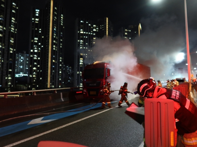 부산 동서고가도로서 달리던 트럭 화재…1명 대피