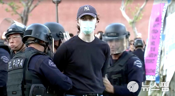 들불처럼 번지는 美 대학가 친 팔 시위…400여명 체포·구금