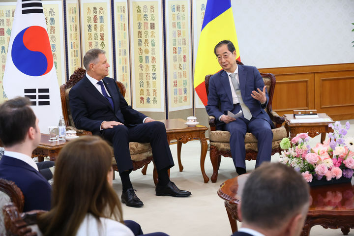 루마니아 대통령과 면담하는 한덕수 총리