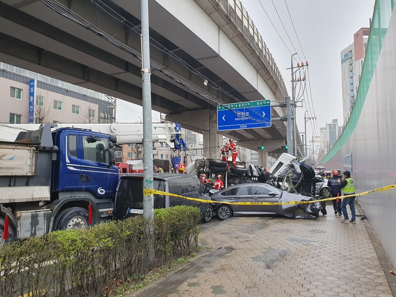 서울 화랑로 일대 13중 차량 추돌사고 발생…사상자 파악 중