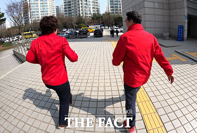 다음 장소로 빠르게 뛰어가는 이 후보오른쪽와 박선미 하남시의원. /김세정 기자